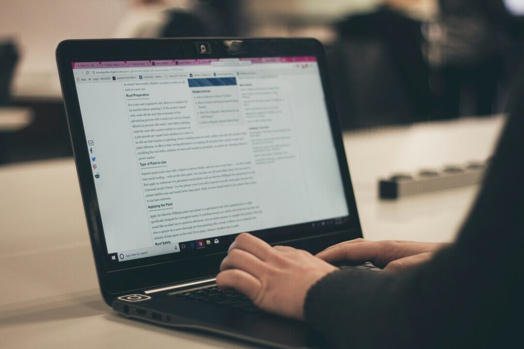 Foto di una persona che sta scrivendo su un portatile un articolo di un blog