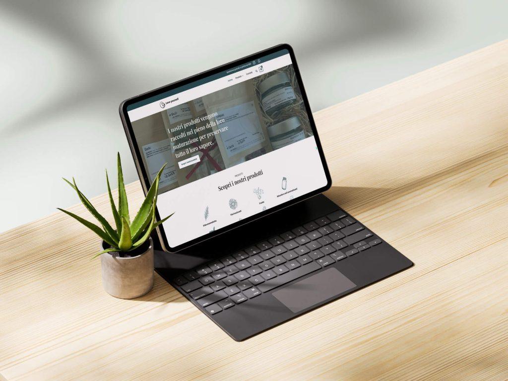 Foto di anteprima per il progetto Love yourself, la foto consiste in un portatile che mostra l'homepage del sito