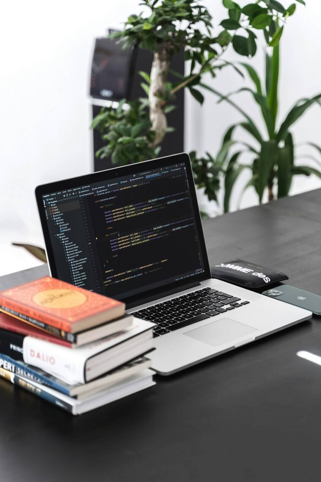 Foto di un portatile che mostra un programma di editor per realizzare codice