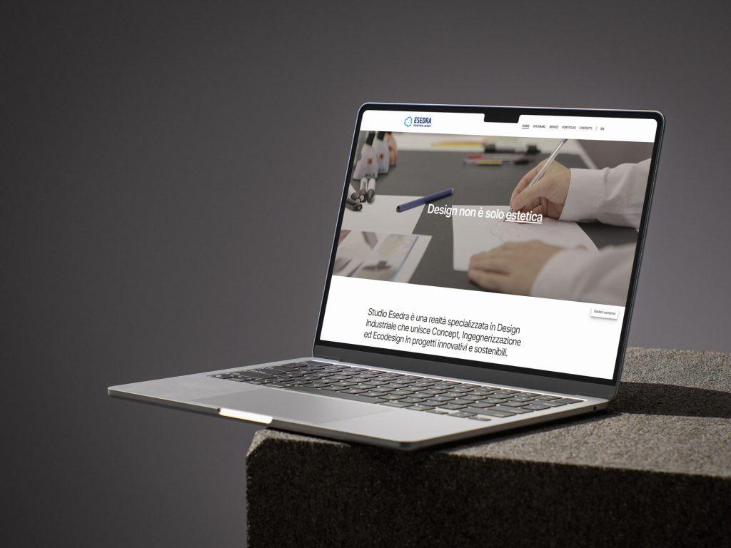 Foto di anteprima per il progetto Esedra, la foto consiste in un portatile che mostra l'homepage del sito